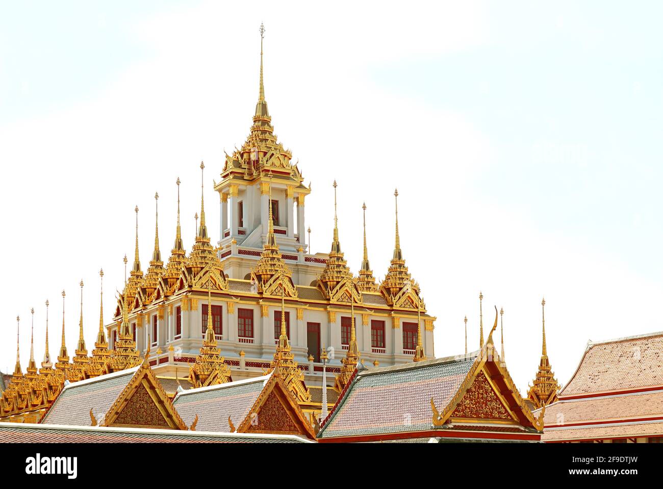 Fantastique Golden Spires de l'historique Loha Prasat (château de fer) à l'intérieur du temple Wat Ratchanatdaram situé dans la vieille ville de Bangkok, Thaïlande Banque D'Images