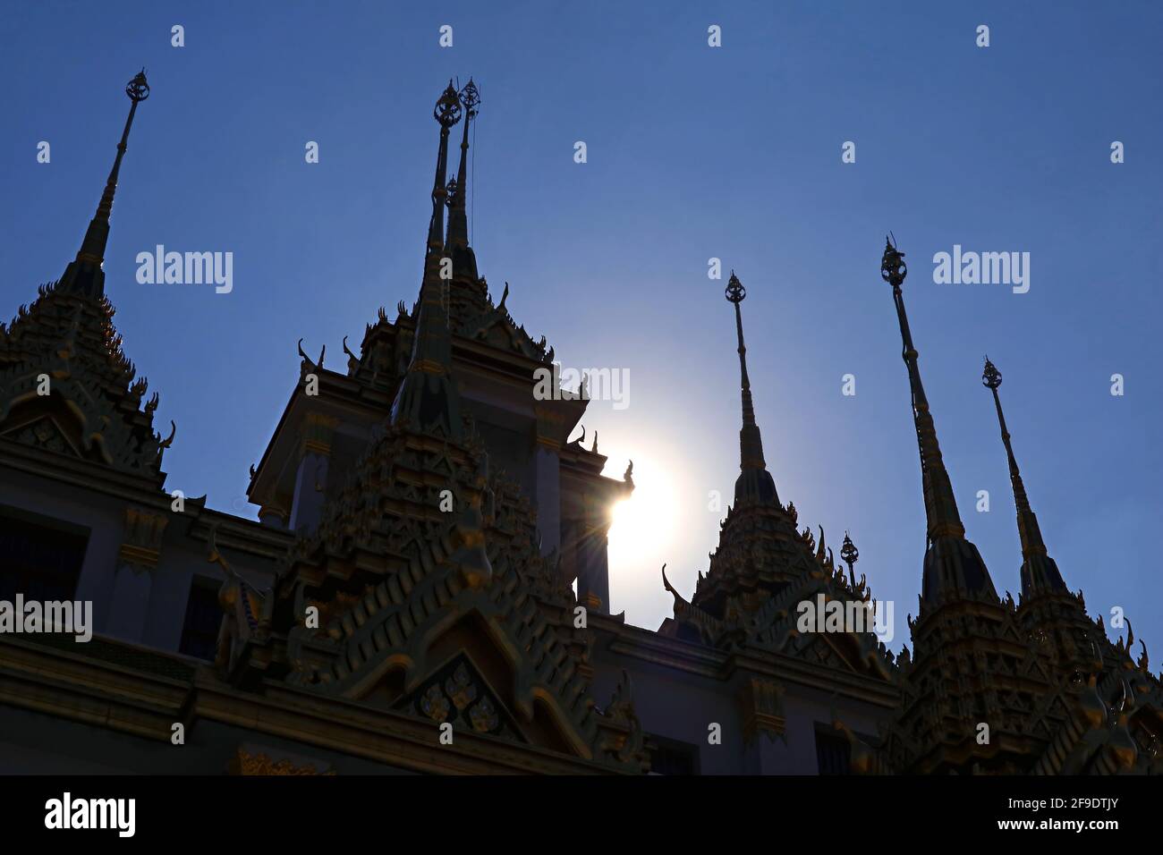Sun Shining à travers la silhouette de Loha Prasat (château de fer) Spires, Temple Wat Ratchanatdaram, vieille ville de Bangkok, Thaïlande Banque D'Images