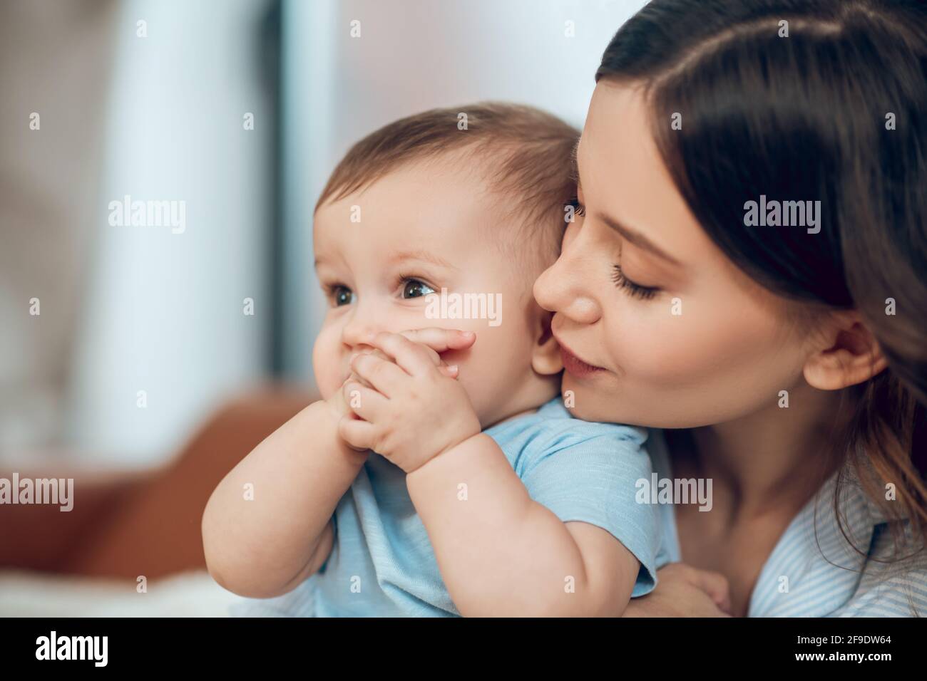 Maman touchant le visage de son adorable bébé Banque D'Images