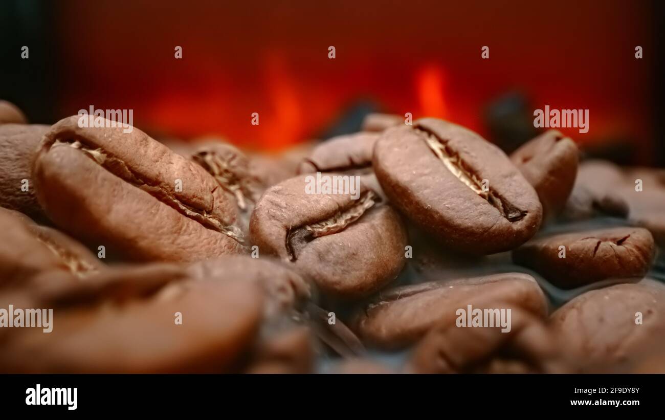 Gros plan des graines de café. Les grains de café parfumés sont de la fumée torréfiée provenant de grains de café. Banque D'Images