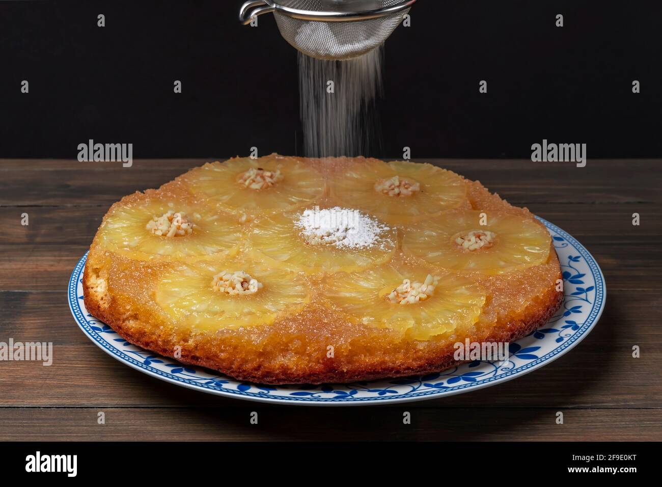 Un Gateau A L Ananas Et Aux Amandes Appele A L Envers Est Fourre De Sucre En Poudre Qui Tombe D Un Tamis Photo Stock Alamy