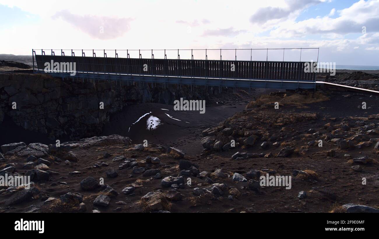 Vue du pont entre les continents qui relie les plaques tectoniques eurasiennes et américaines (partie de Mid Atlantic Ridge, MAR) sur une fissure rocheuse. Banque D'Images