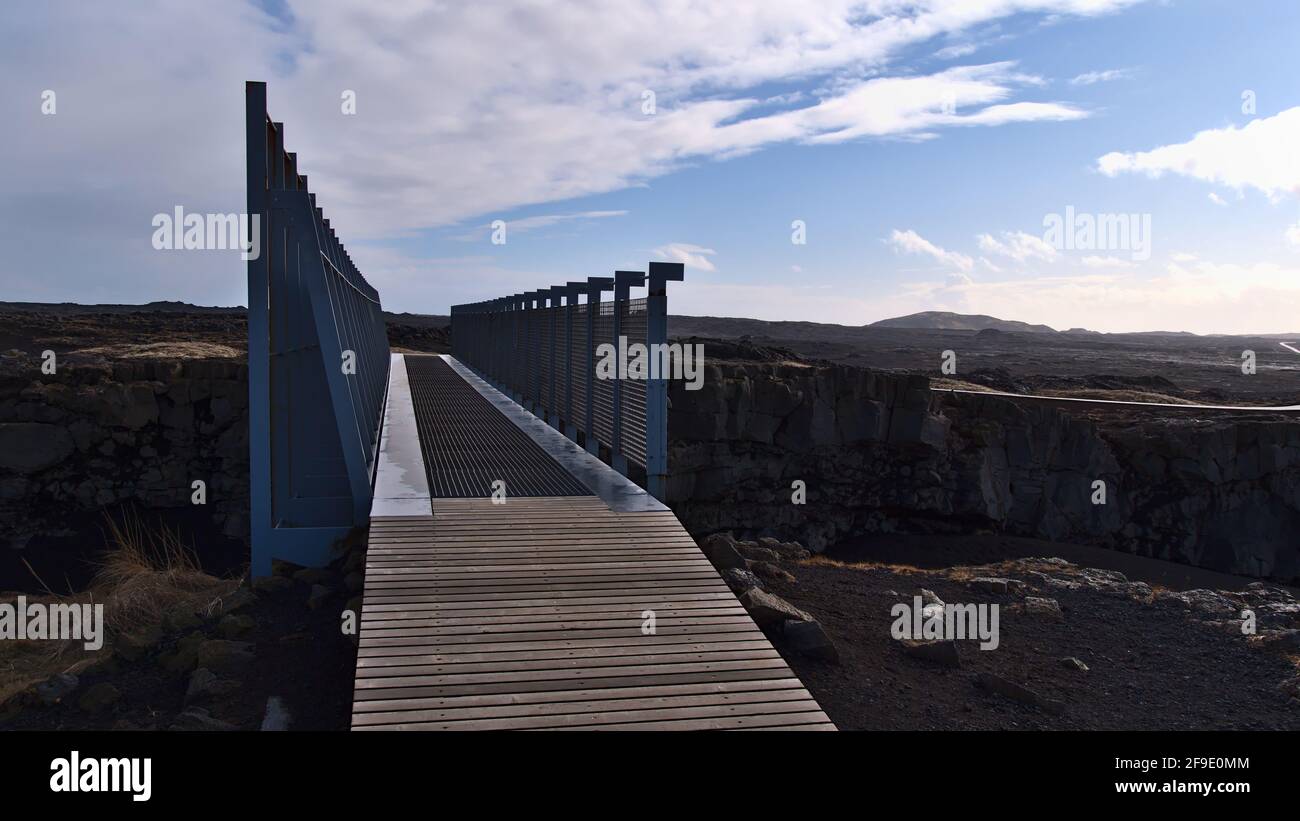Vue sur le pont entre les continents qui s'étend sur une fissure de roche au-dessus de Mid Atlantic Ridge (MAR). Banque D'Images