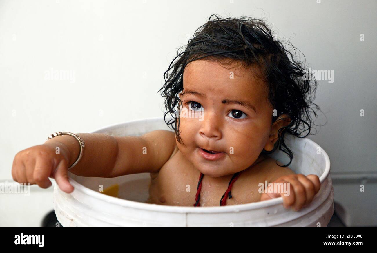 Bebe S Amuser Dans La Baignoire Seau Photo Stock Alamy