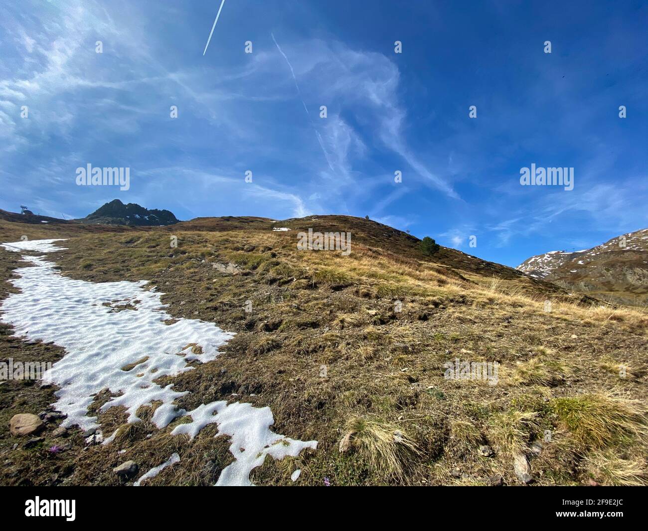 Vue sur les montagnes et les lacs d'Anayet, dans la région de Portalet, dans les Pyrénées aragonaises, près de la frontière française. Huesca, Espagne. Paysage Banque D'Images