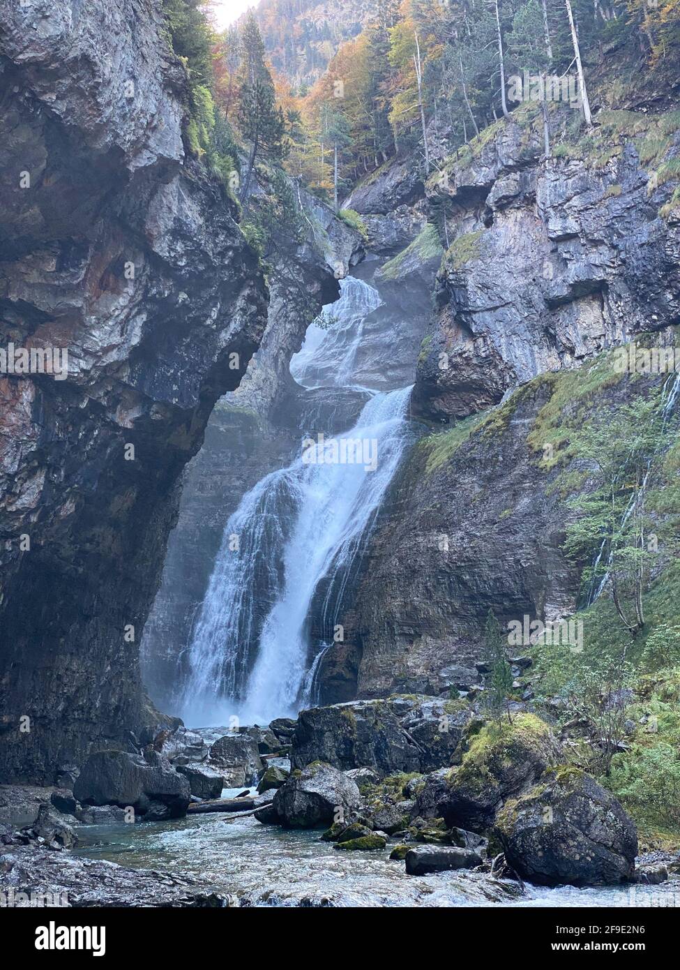 Vue sur les montagnes, les forêts, les cascades et les piscines naturelles du parc national Ordesa y Monte Perdido, situé dans les Pyrénées aragonaises Banque D'Images