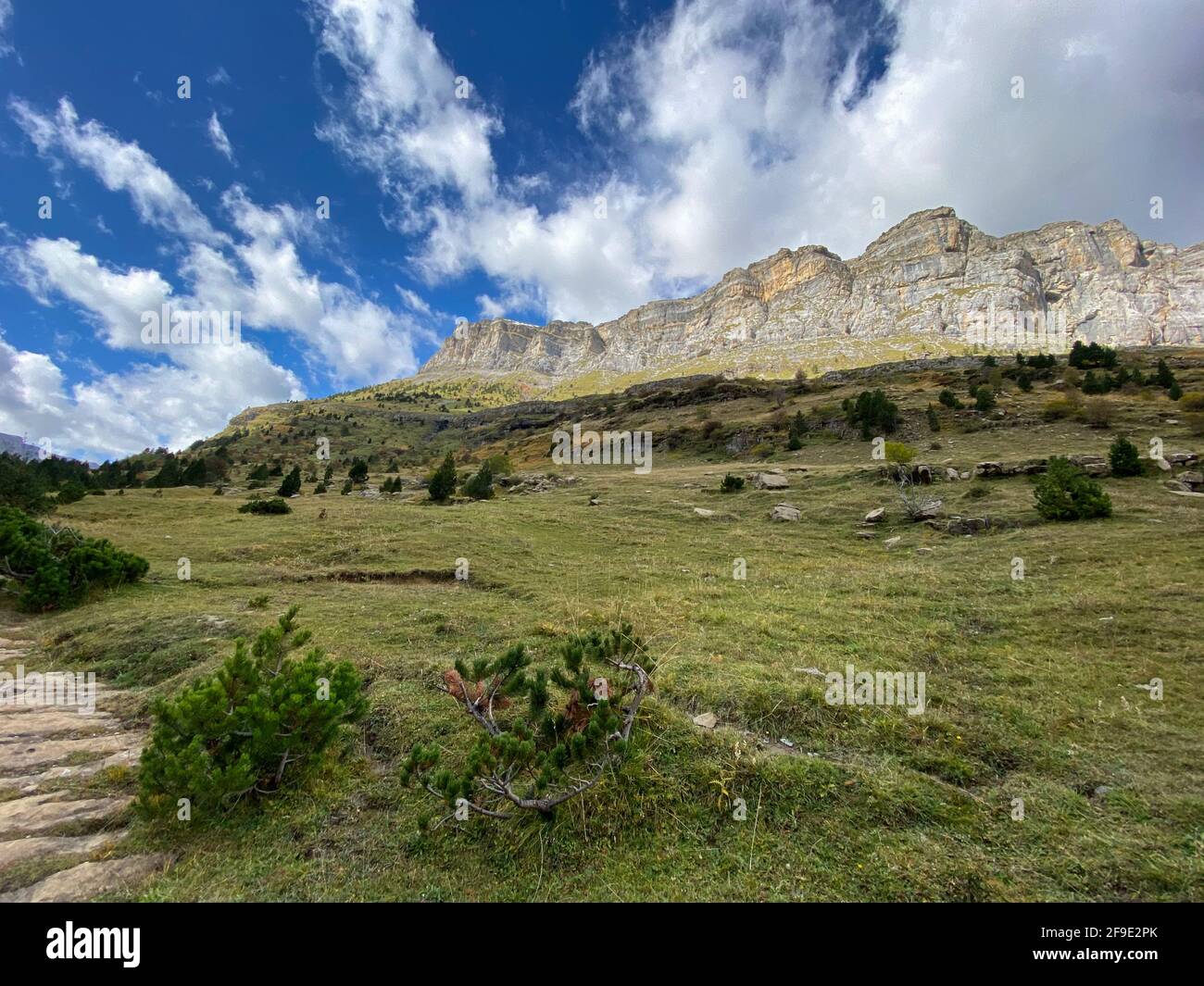 Vue sur les montagnes, les forêts, les cascades et les piscines naturelles du parc national Ordesa y Monte Perdido, situé dans les Pyrénées aragonaises Banque D'Images