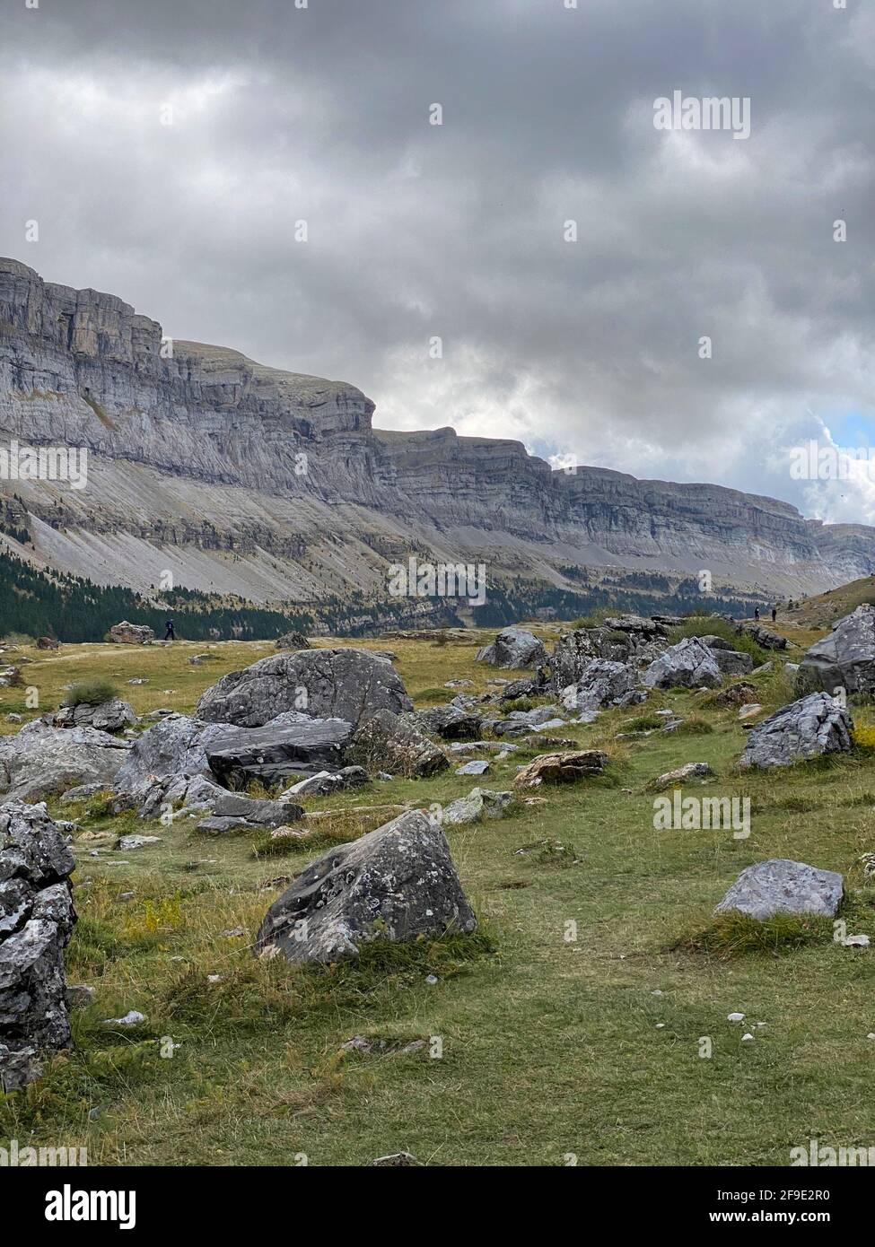 Vue sur les montagnes, les forêts, les cascades et les piscines naturelles du parc national Ordesa y Monte Perdido, situé dans les Pyrénées aragonaises Banque D'Images