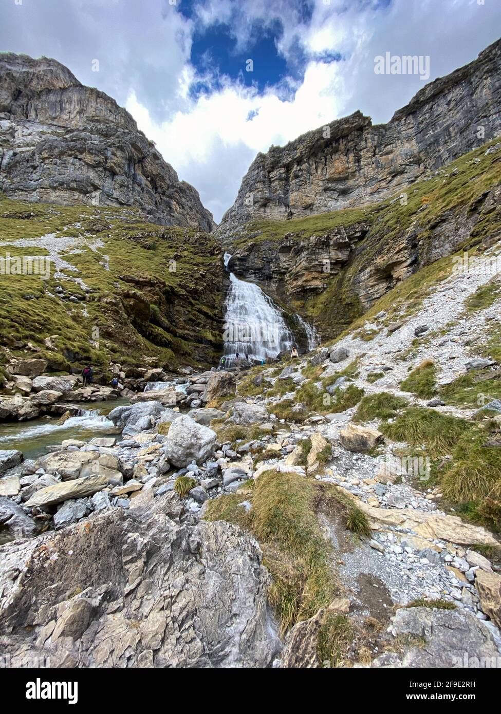 Vue sur les montagnes, les forêts, les cascades et les piscines naturelles du parc national Ordesa y Monte Perdido, situé dans les Pyrénées aragonaises Banque D'Images