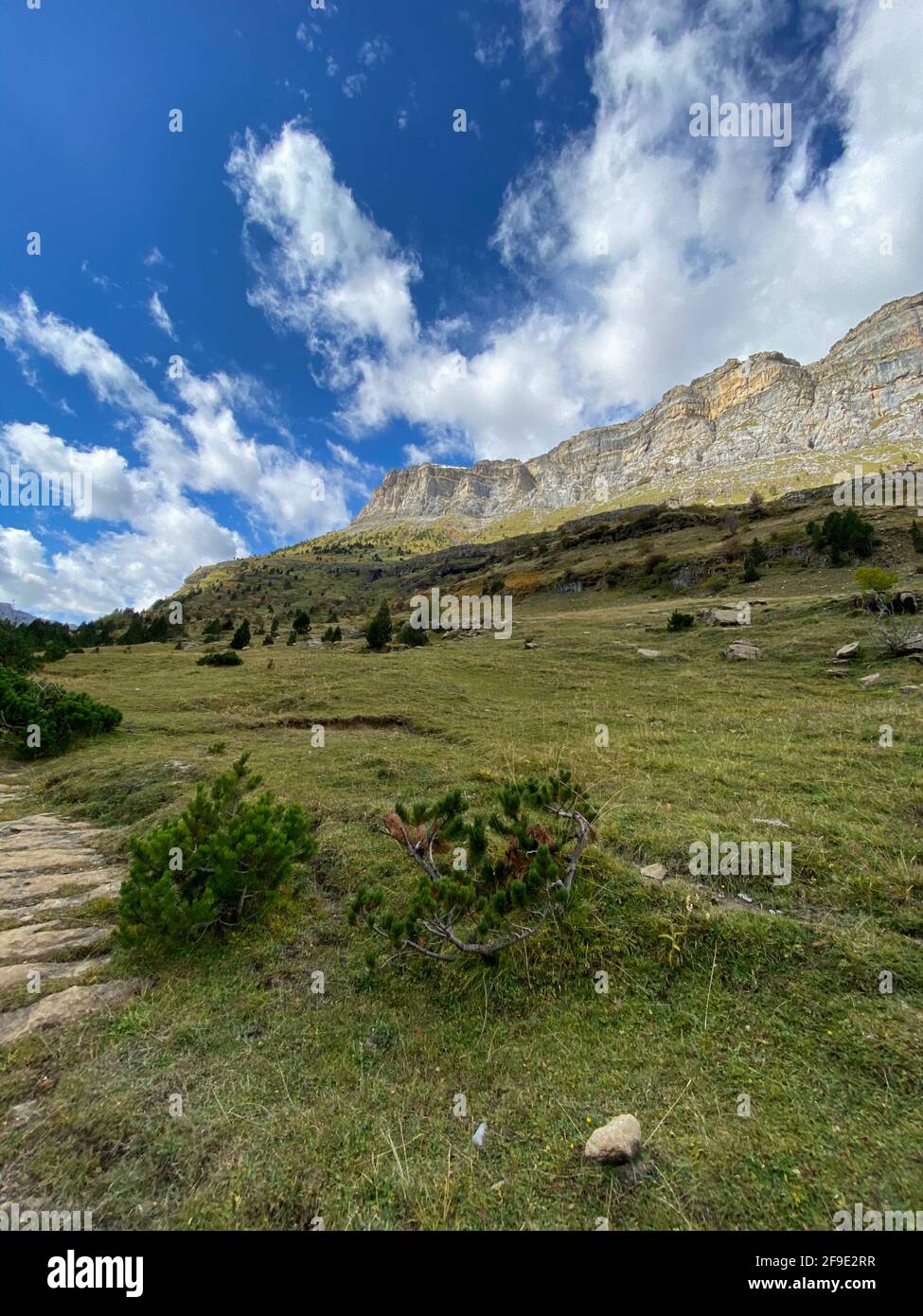 Vue sur les montagnes, les forêts, les cascades et les piscines naturelles du parc national Ordesa y Monte Perdido, situé dans les Pyrénées aragonaises Banque D'Images