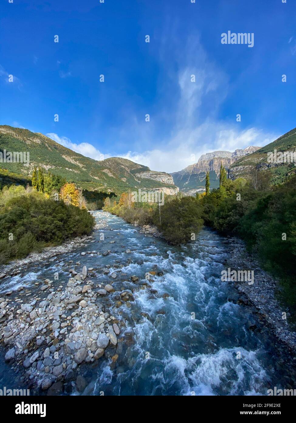 La rivière Ara qui traverse la ville de Torla, dans les Pyrénées aragonaises, située à Huesca, Espagne. Vue Banque D'Images