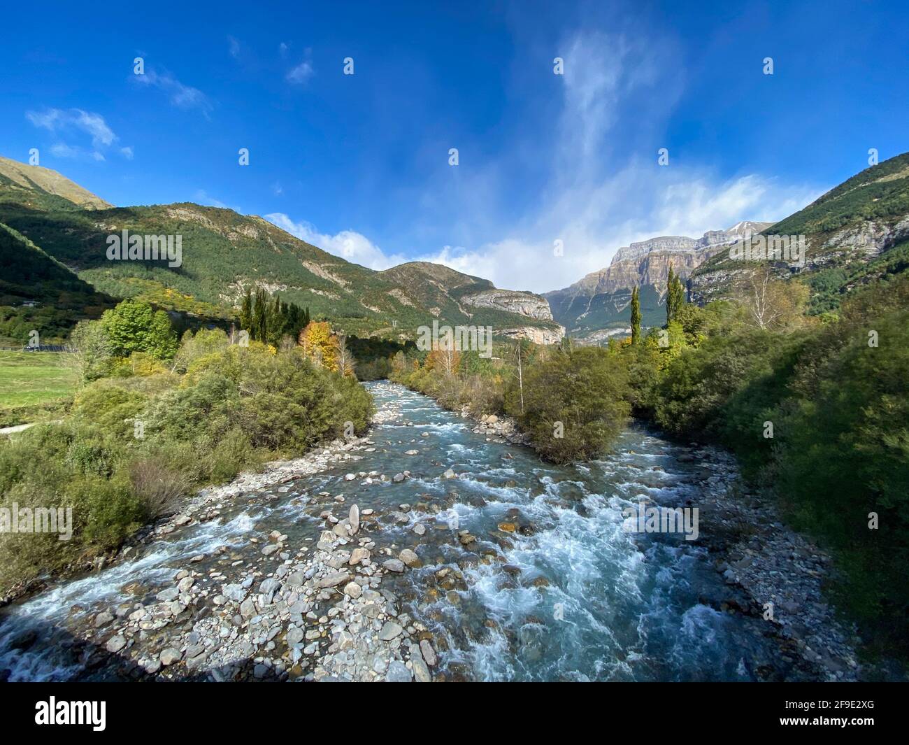 La rivière Ara qui traverse la ville de Torla, dans les Pyrénées aragonaises, située à Huesca, Espagne. Vue Banque D'Images