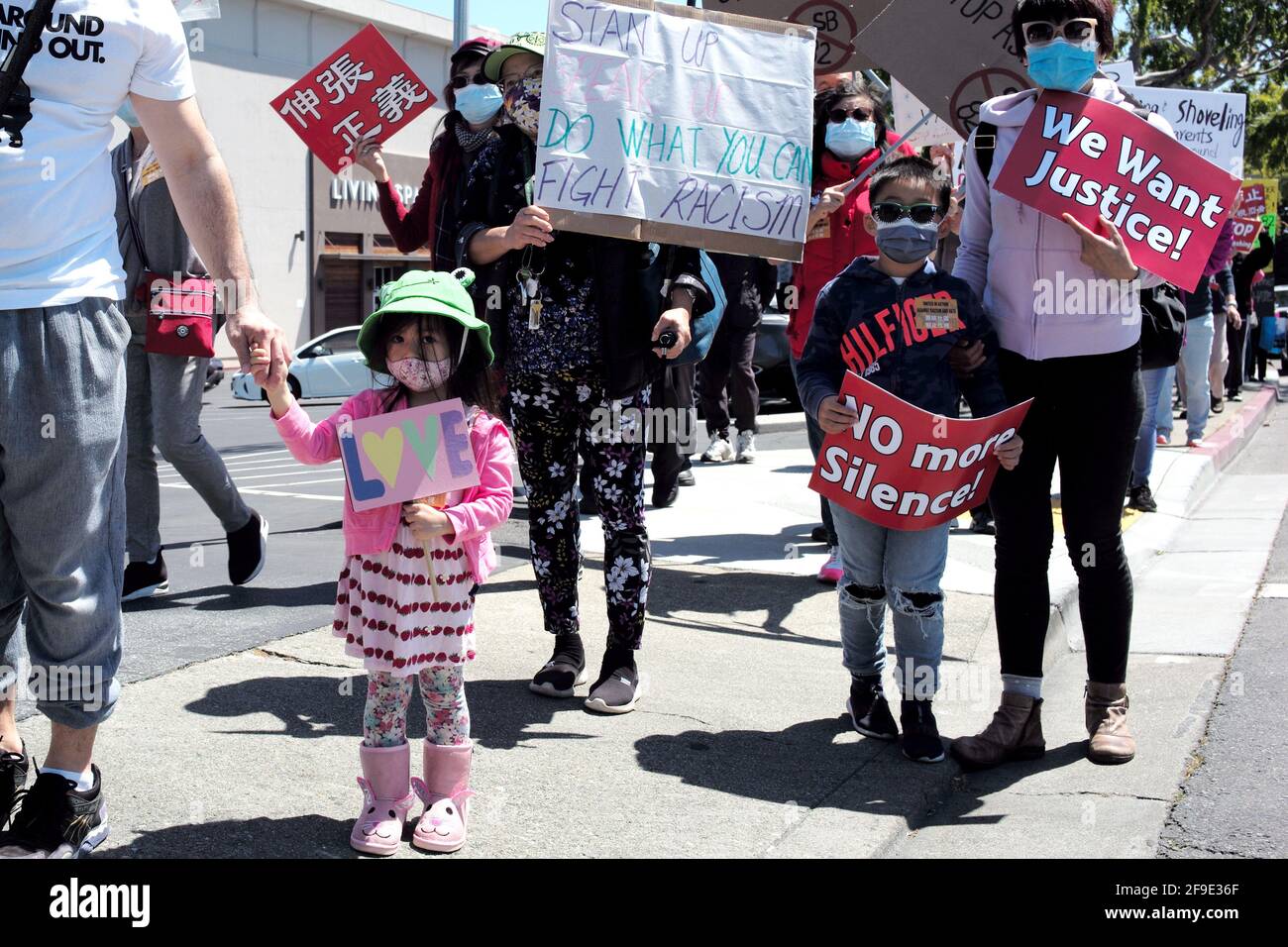 Millbrae, États-Unis. 17 avril 2021. Des gens se rassemblent pour protester contre les crimes de haine anti-asiatiques à Millbrae, Californie, États-Unis, le 17 avril 2021. Crédit : Wu Xiaoling/Xinhua/Alay Live News Banque D'Images