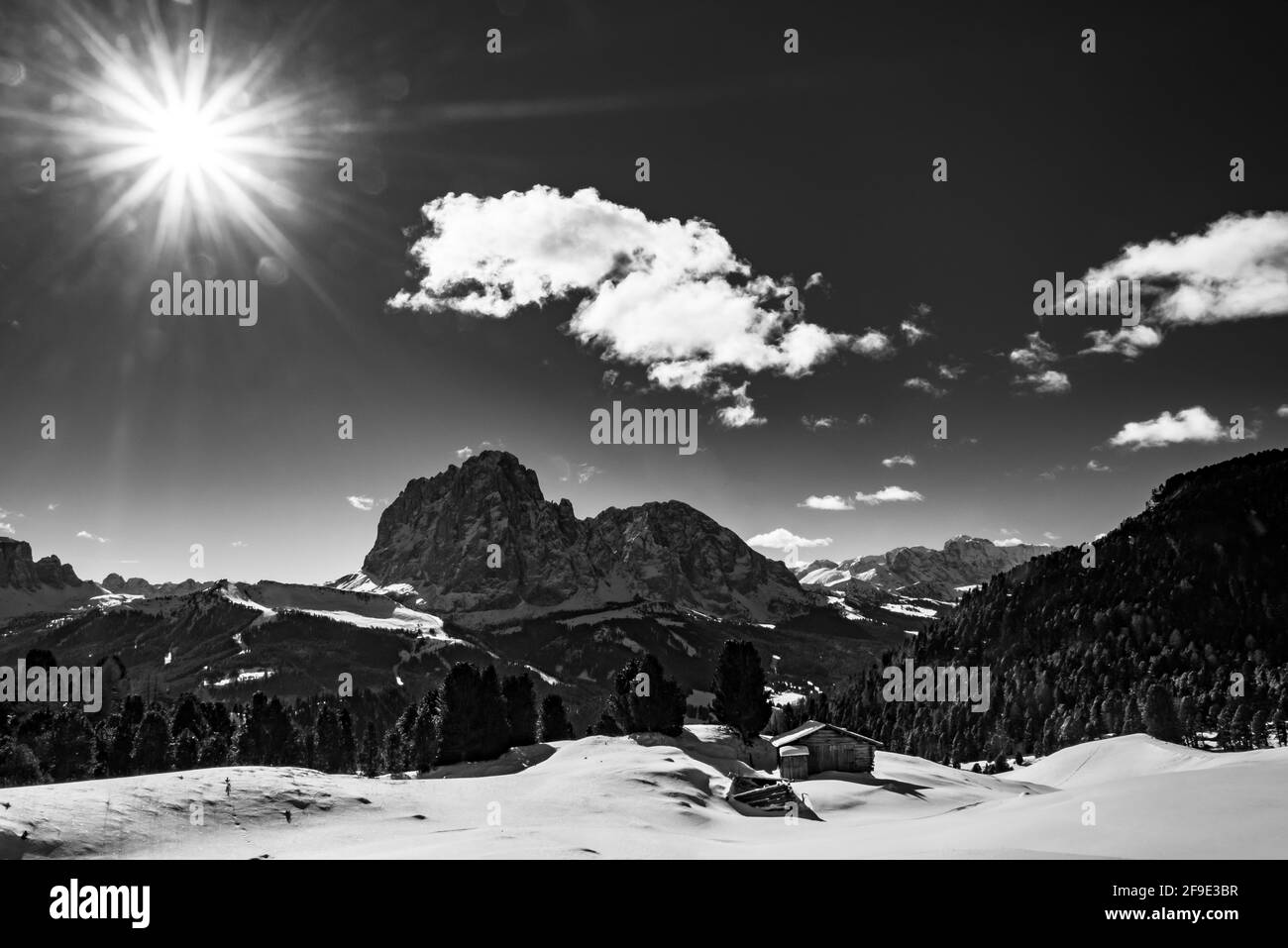 La belle italienne dans un jour d'hiver dolomites Banque D'Images