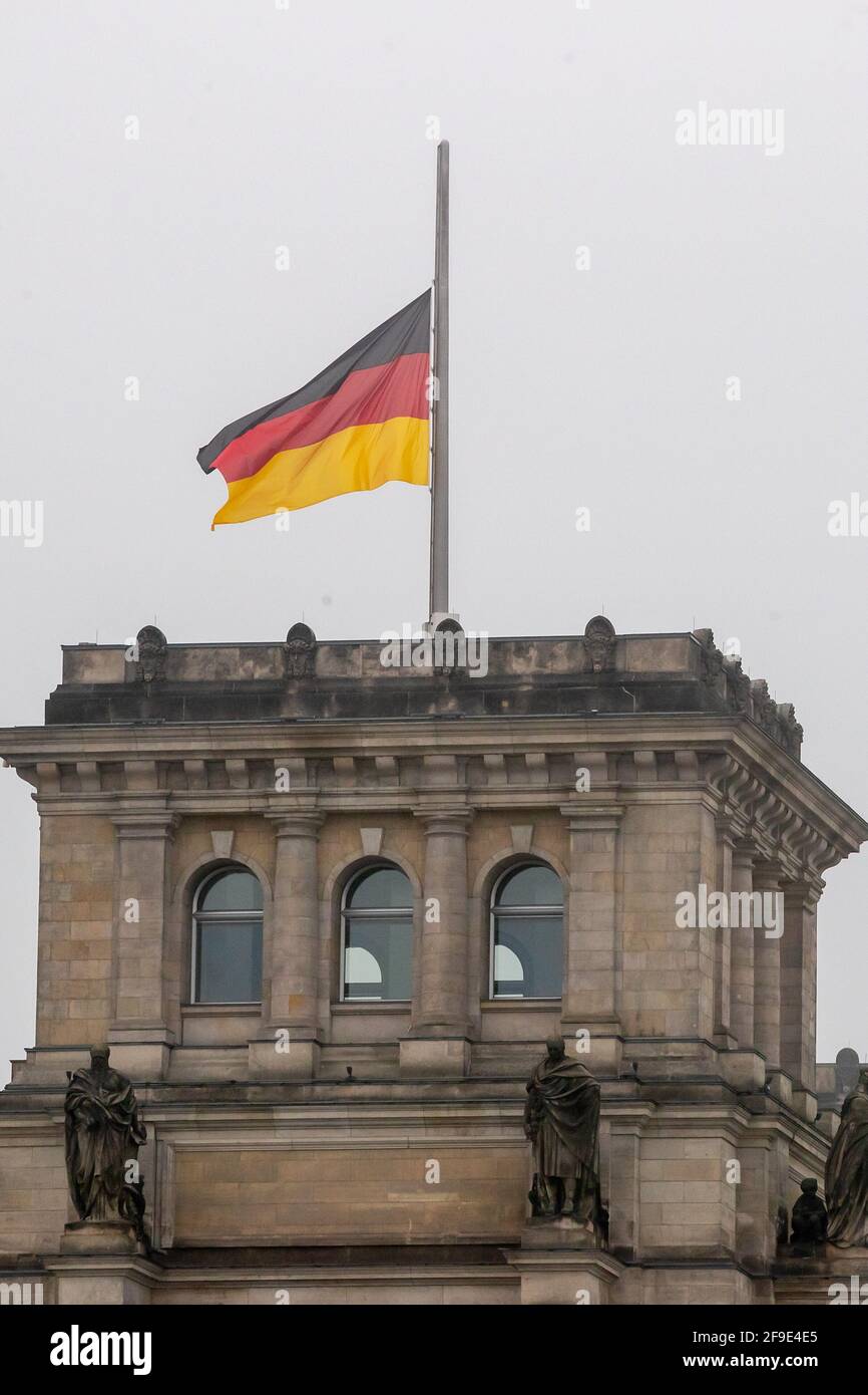 Berlin, Allemagne. 18 avril 2021. Le drapeau allemand au sommet du bâtiment du Reichstag vole en Berne à l'occasion du mémorial central pour ceux qui sont morts dans la pandémie de Corona en Allemagne. Credit: Christoph Soeder/dpa/Alay Live News Banque D'Images