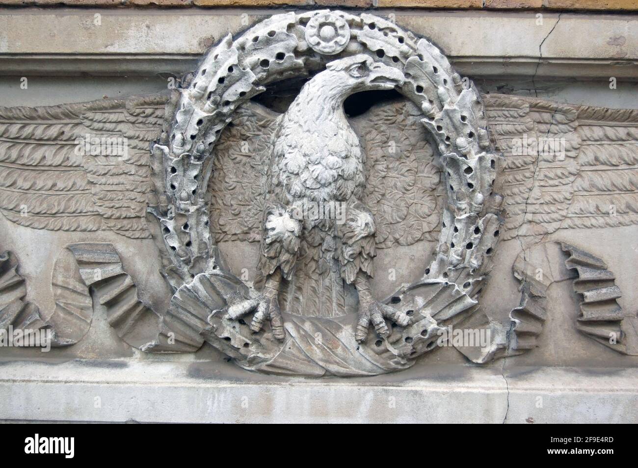 Médaillon sculpté en pierre avec un aigle sur la façade du manoir historique de Pizanger à Ealing, dans l'ouest de Londres. Banque D'Images