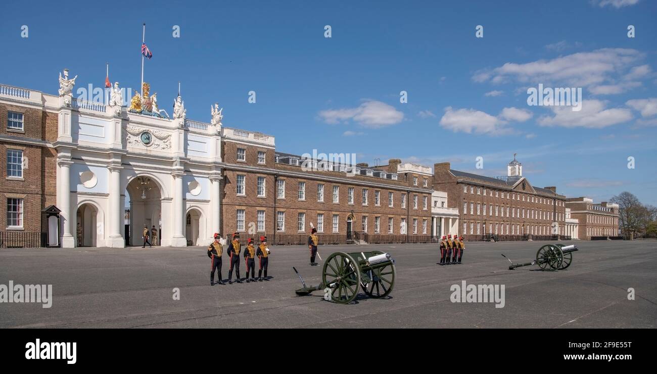 Woolwich Barracks, Londres, 17 avril 2021. La troupe du roi, l’Artillerie royale du cheval, marque le silence national de la minute en mémoire du prince Philippe de HRH. Banque D'Images