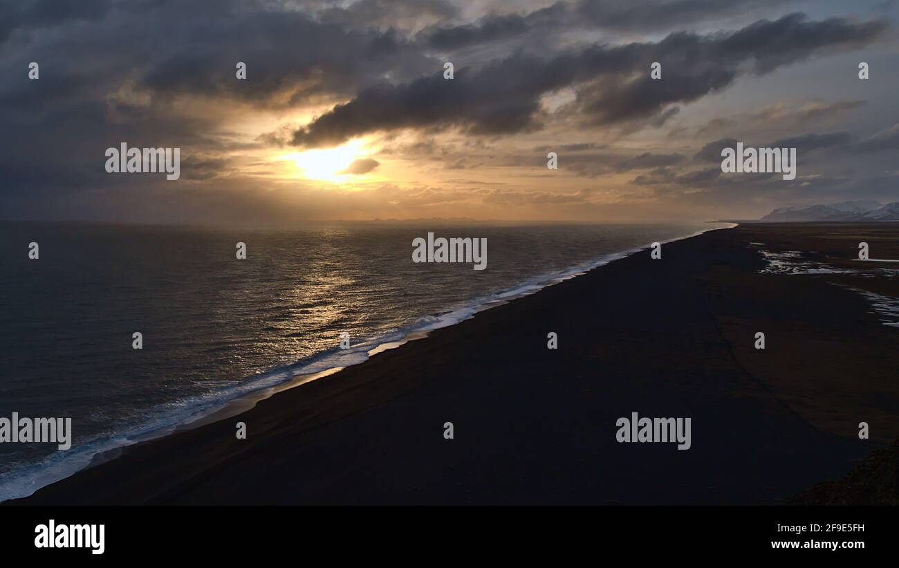 Superbe vue aérienne sur la côte sud de l'Islande près de Vík í Mýrdal avec de longues plages noires Sólheimasandur et les îles Vestmannaeyjar à l'horizon. Banque D'Images