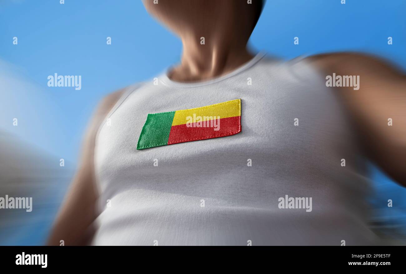 Le drapeau national du Bénin sur la poitrine de l'athlète Banque D'Images