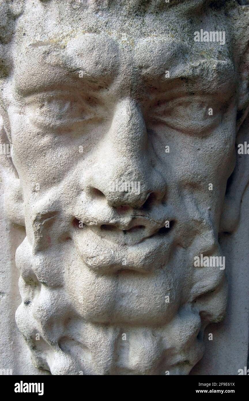 Une sculpture en pierre d'un dieu de rivière sur exposition publique à Walpole Park, Ealing, West London Banque D'Images