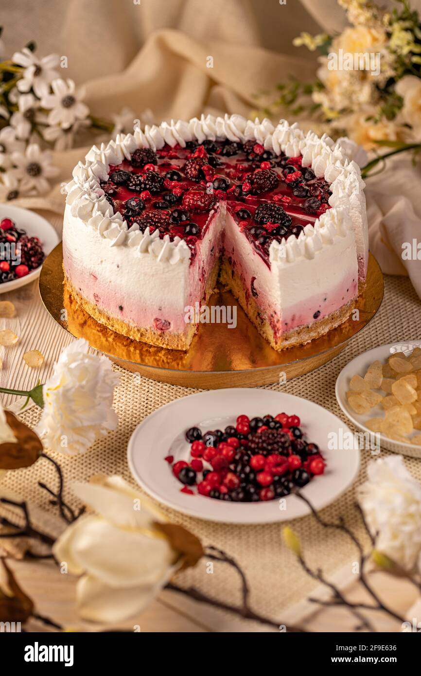 Gateau Aux Baies D Ete Gateau Decore De Gelee Pour L Anniversaire Photo Stock Alamy Gateau Aux Baies D Ete Gateau Decore De Gelee Pour L Anniversaire Photo Stock Alamy
