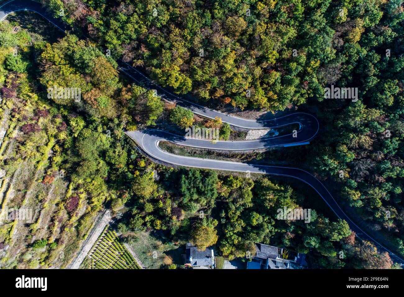 Route sinueuse de serpentine, un haut col de montagne dans le village de mosel Allemagne Brodenbach vue aérienne. Banque D'Images