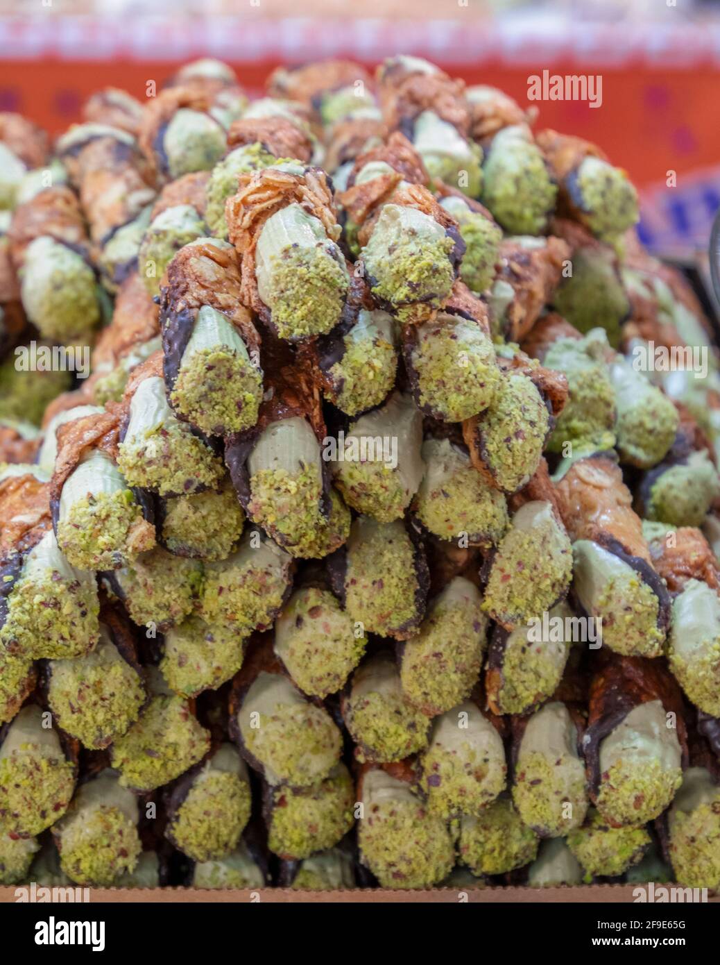 Cannoli, délicieux sucreries siciliennes à base de ricotta et de pistache verte de Bronte Banque D'Images