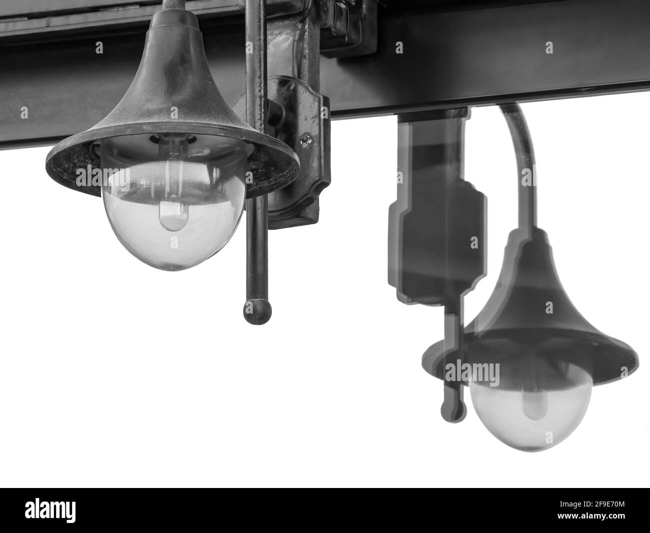 Réflexion d'une ampoule ou d'une lumière de rue dans une fenêtre en verre. Photographie en noir et blanc Banque D'Images