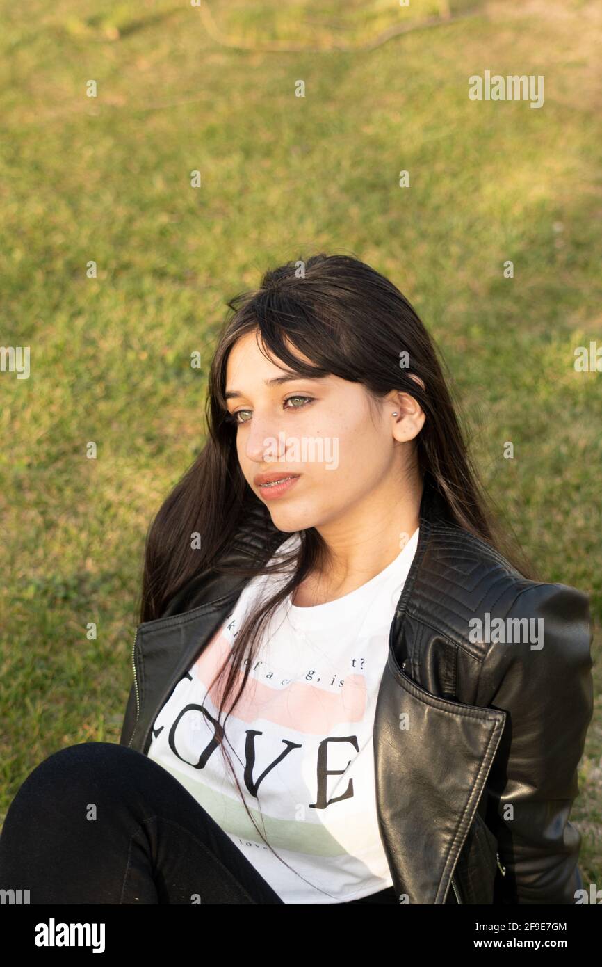 portrait d'une fille de latina à yeux verts avec une veste noire dans le  parc Photo Stock - Alamy