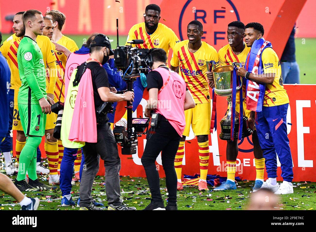 SÉVILLE, ESPAGNE - AVRIL 17 : l'équipe du FC Barcelone célébrant la victoire de la Copa del Rey avec le trophée, Ansu Fati du FC Barcelone pendant la Copa del Banque D'Images