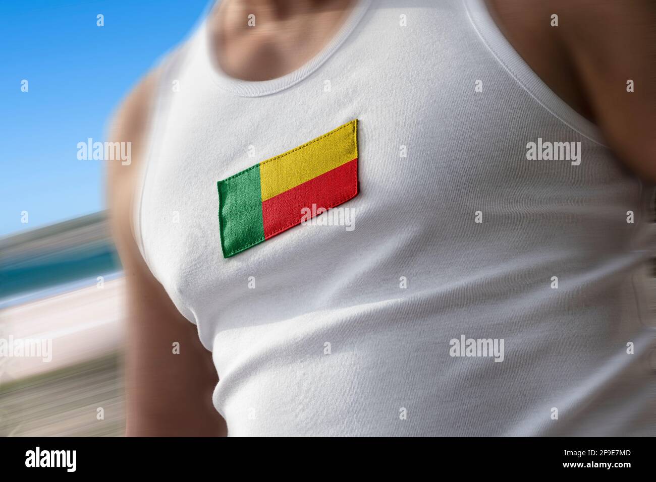 Le drapeau national du Bénin sur la poitrine de l'athlète Banque D'Images