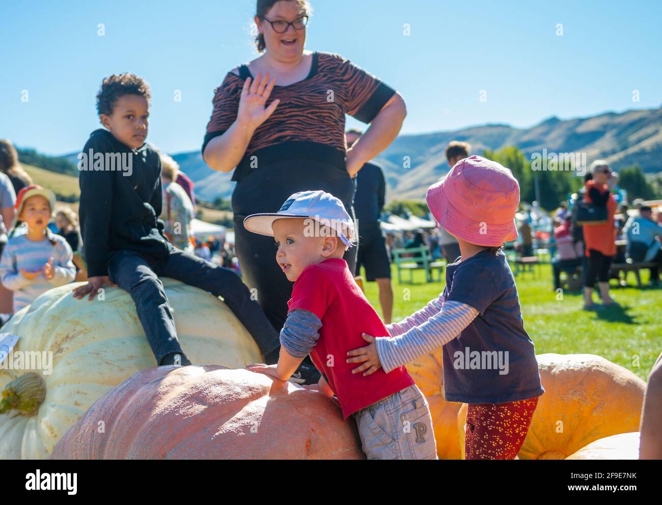 Christchurch, Nouvelle-Zélande. 18 avril 2021. Les enfants jouent dans le plus grand site de compétition de citrouilles du Little River Country Giant Pumpkin Festival dans la péninsule de Banks, Christchurch, Nouvelle-Zélande, le 18 avril 2021. Credit: Zhu Qiping/Xinhua/Alamy Live News Banque D'Images