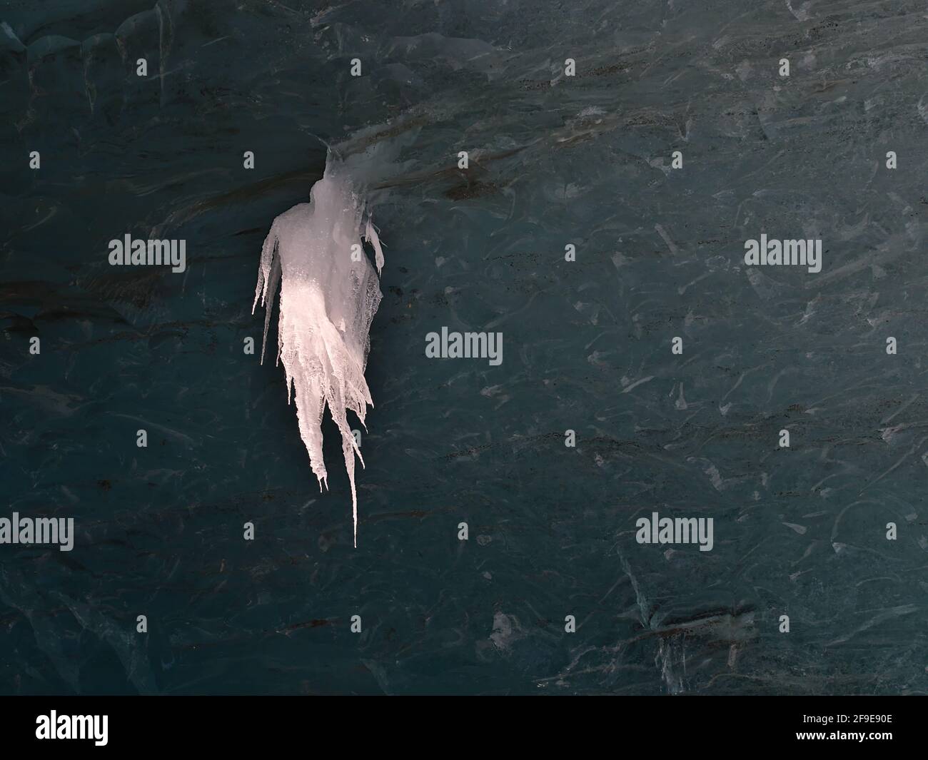 Idicle étrange surplombant le plafond de la grotte de glace de saphir dans le glacier de Breiðamerkurjökull, parc national de Vatnajökull, sud de l'Islande. Banque D'Images