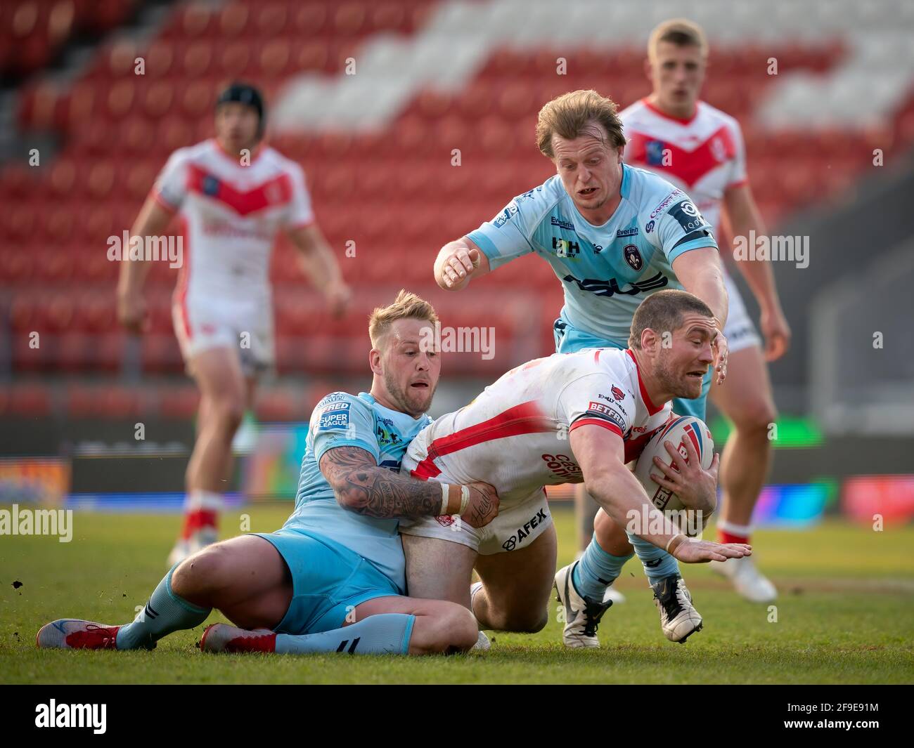 St Helens contre Wakefield Trinity, R3 Super League, 16 avril 2021. Kyle Amor de St. Helens est attaqué Banque D'Images