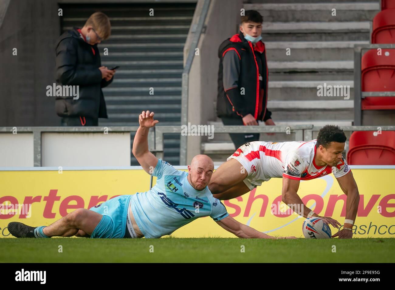 St Helens contre Wakefield Trinity, R3 Super League, 16 avril 2021. Le Regan Grace de St. Helens marque un essai Banque D'Images