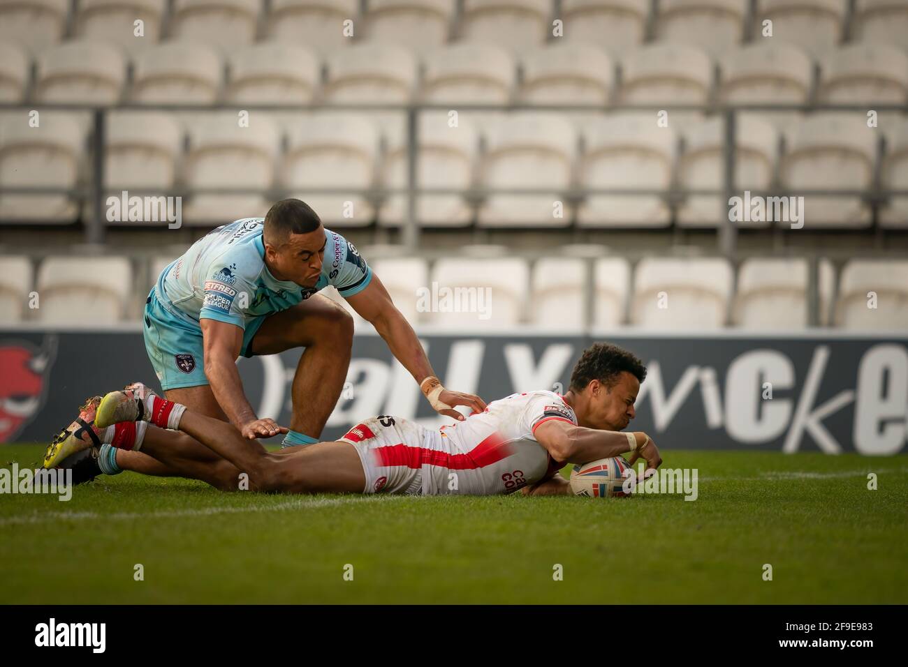 St Helens contre Wakefield Trinity, R3 Super League, 16 avril 2021. Le Regan Grace de St. Helens marque un essai Banque D'Images