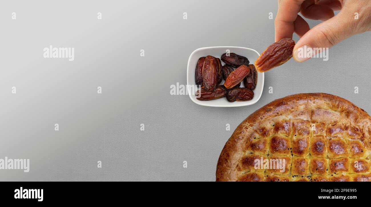 Typique du mois du Ramadan pour les musulmans est le cadre ici, après que le jeûne a été brisé - pain pita et les dates de piqué. Cuisine traditionnelle à base d'iftar. Banque D'Images