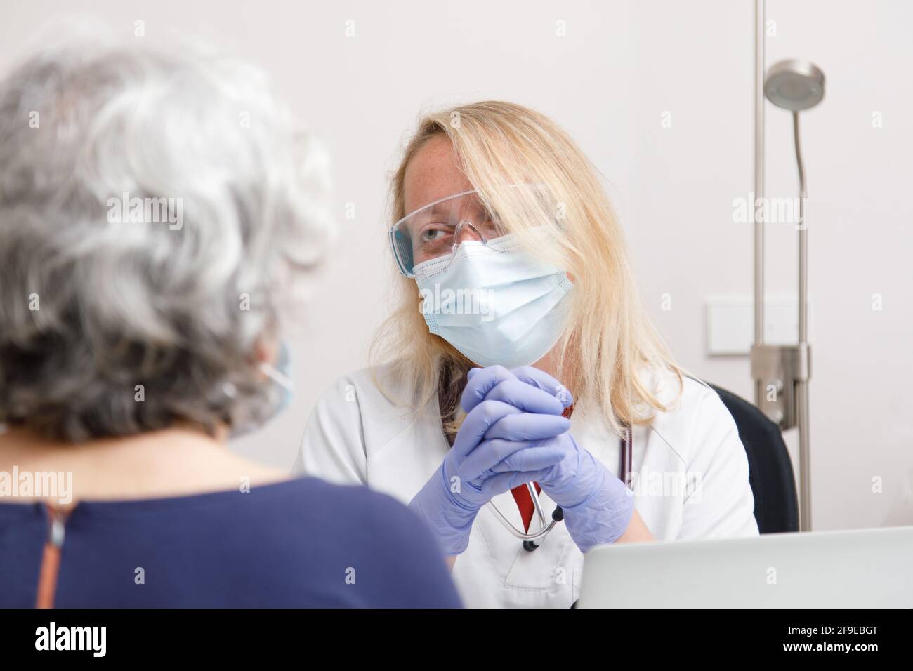 Femme médecin traitant une patiente dans son bureau médical Banque D'Images