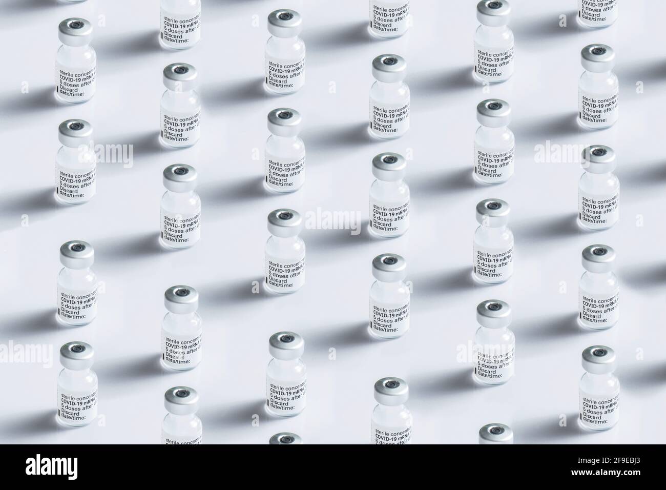 Gros plan de certains flacons avec le vaccin coronavirus sur un arrière-plan blanc Banque D'Images