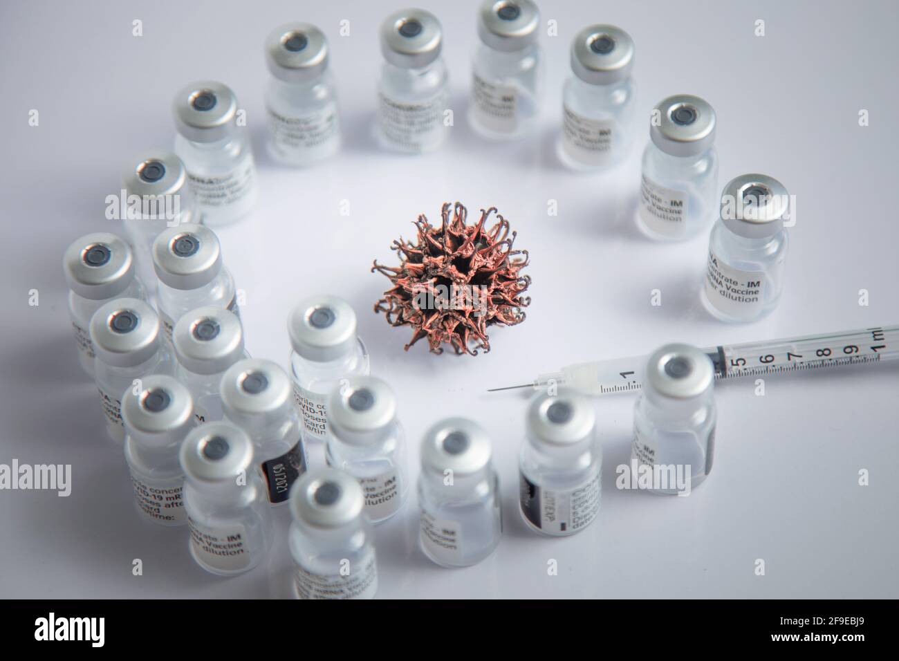 Simulation microscopique du schéma de virus COVID-19 en arrière-plan entouré par Flacons de vaccins Banque D'Images