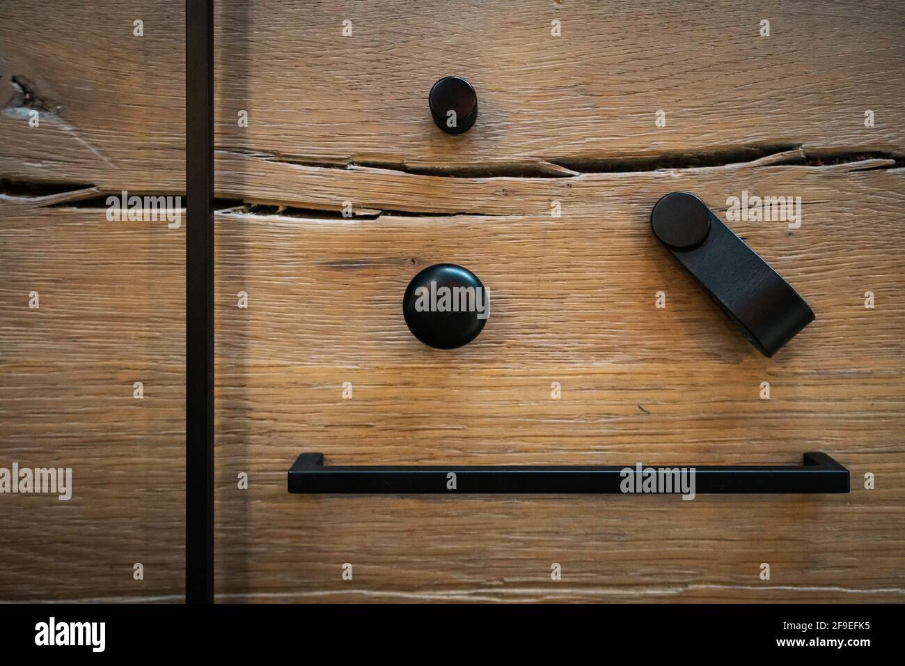 Vue de dessus des poignées et boutons de meubles sur un surface en bois  Photo Stock - Alamy