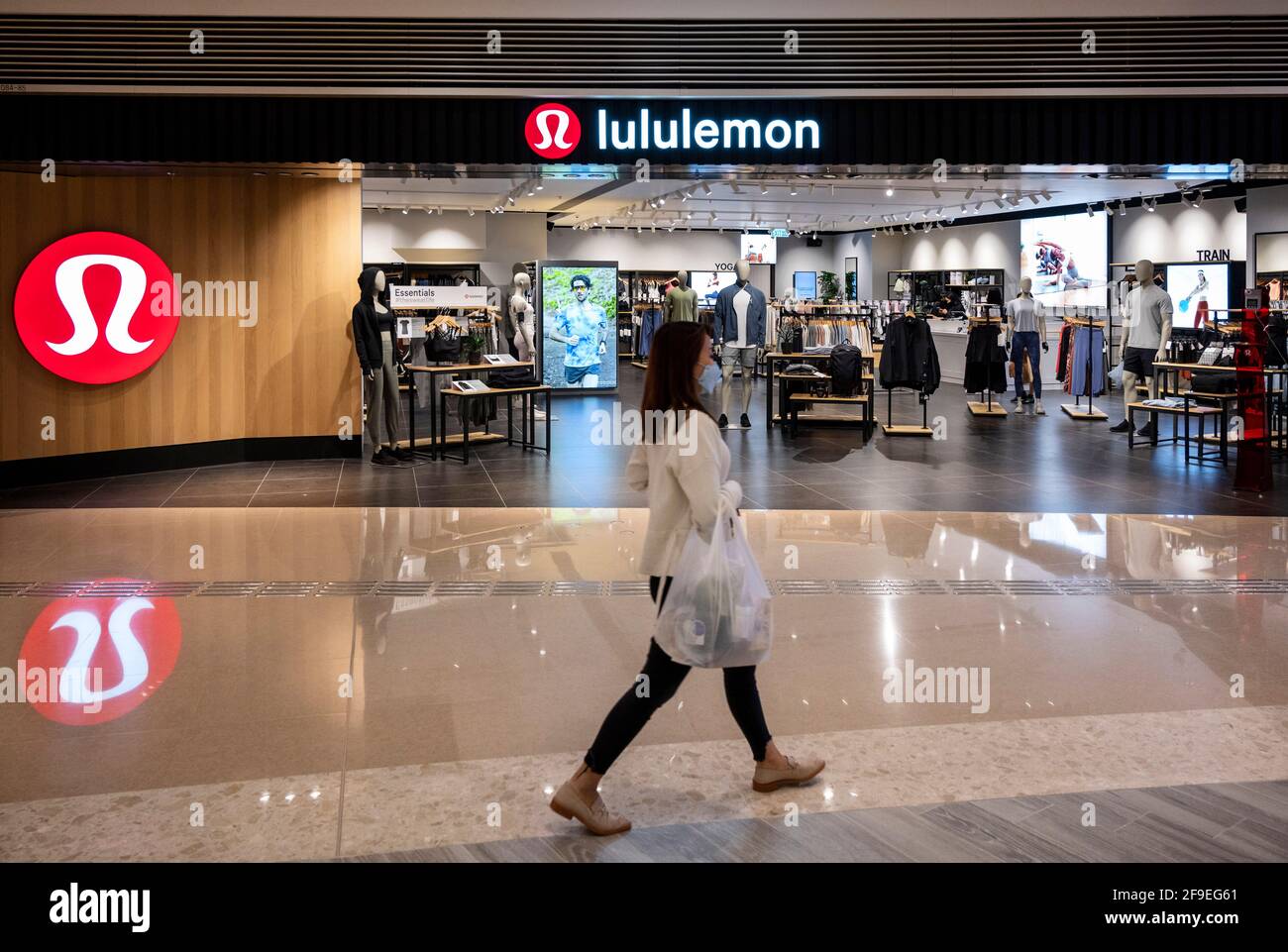 Hong Kong, Chine. 18 avril 2021. Un acheteur passe devant le groupe de vêtements de sport canadien, le logo Lululemon et le magasin à Hong Kong. Crédit : SOPA Images Limited/Alamy Live News Banque D'Images