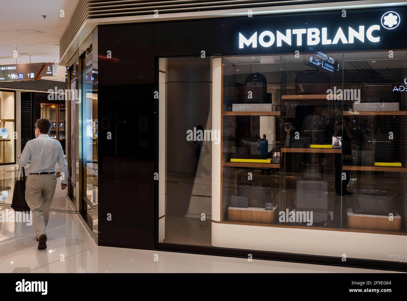 Hong Kong, Chine. 18 avril 2021. Un homme passe devant le fabricant allemand d'instruments d'écriture de luxe, montres, bijoux magasin Montblanc à Hong Kong. Crédit : SOPA Images Limited/Alamy Live News Banque D'Images