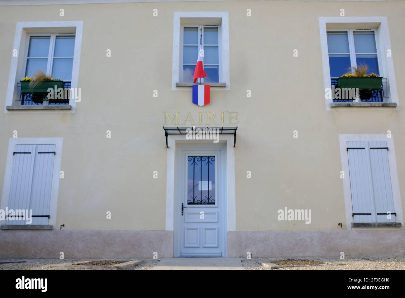 Bussy Saint Martin, France - 17 avril 2021 : porte ouverte d'un petit hôtel de ville avec le drapeau français suspendu au-dessus de l'entrée Banque D'Images