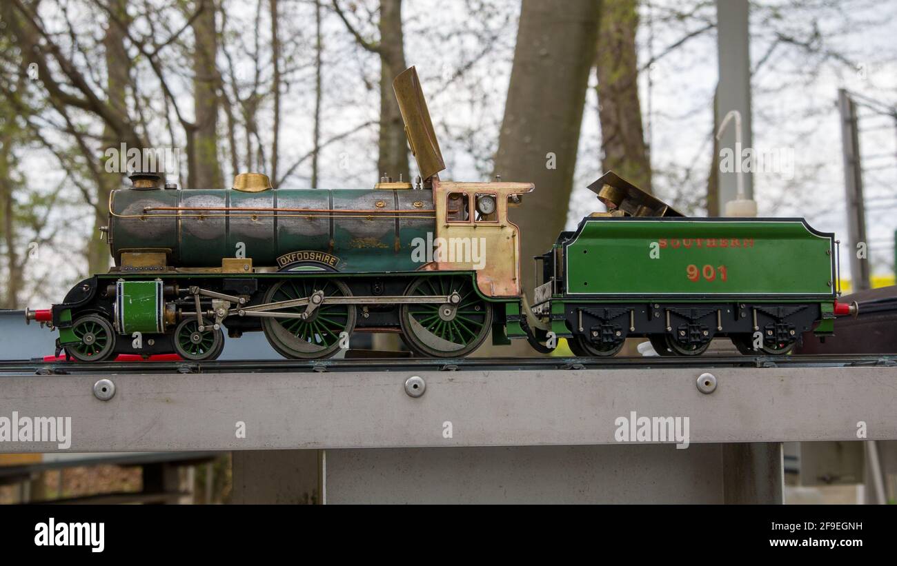Réplique d'une locomotive anglaise à vapeur fonctionnant avec tendre Banque D'Images