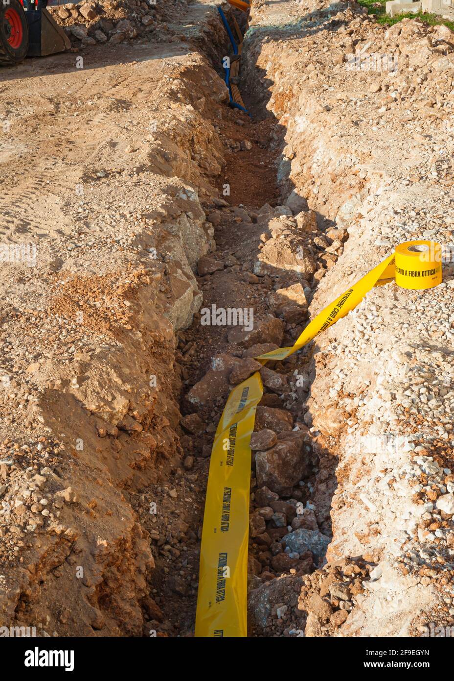 Conduite en plastique jaune pour câble de protection à fibre optique et  enterré sous terre Photo Stock - Alamy