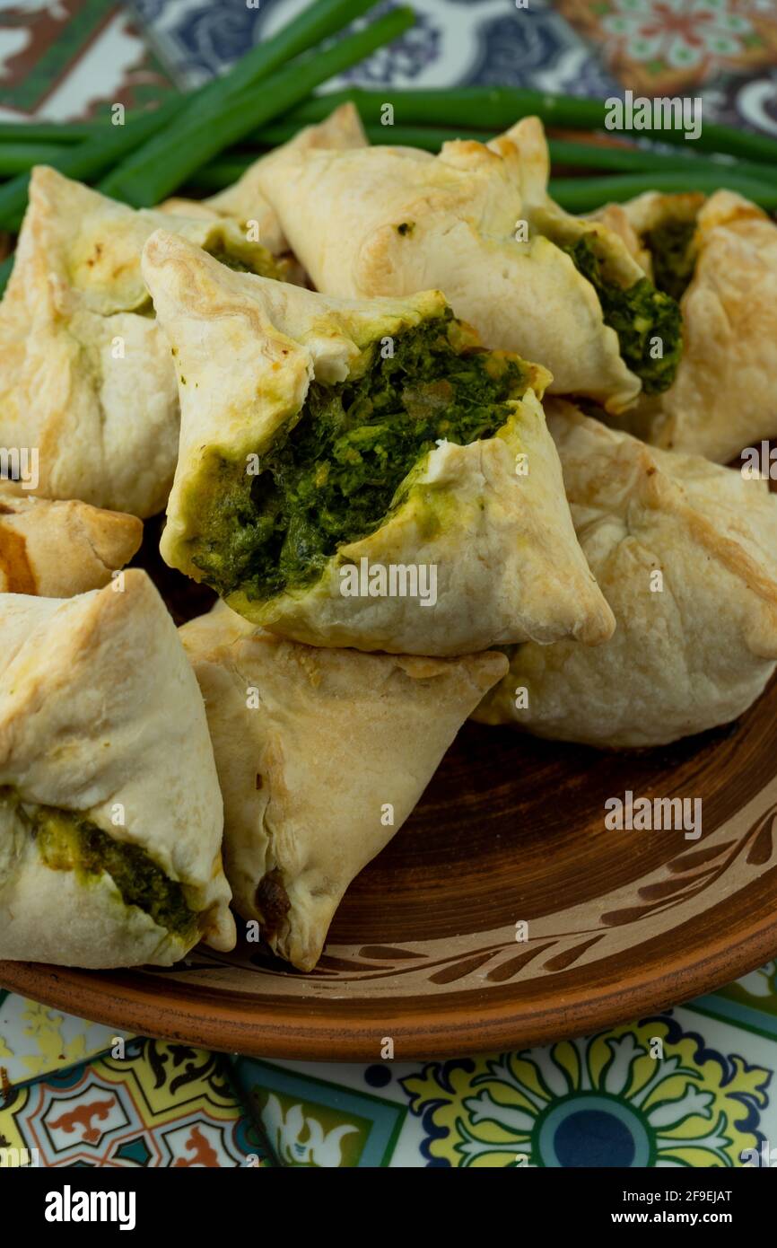 Tartes à l'ail sauvage et aux oignons verts. Plats faits maison. Pâte feuilletée. Cuisson sur une plaque, gros plan. Cuisine locale Banque D'Images