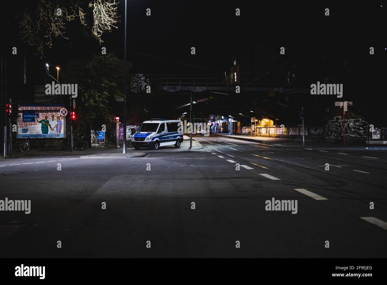 Kšln, Innenstadt, 17.04.21-18.04.21: Bilddokmentation der Ausgangssperre von 21Uhr bis 5Uhr, Viele Polizeiwagen stefem und kontrollieren. Banque D'Images