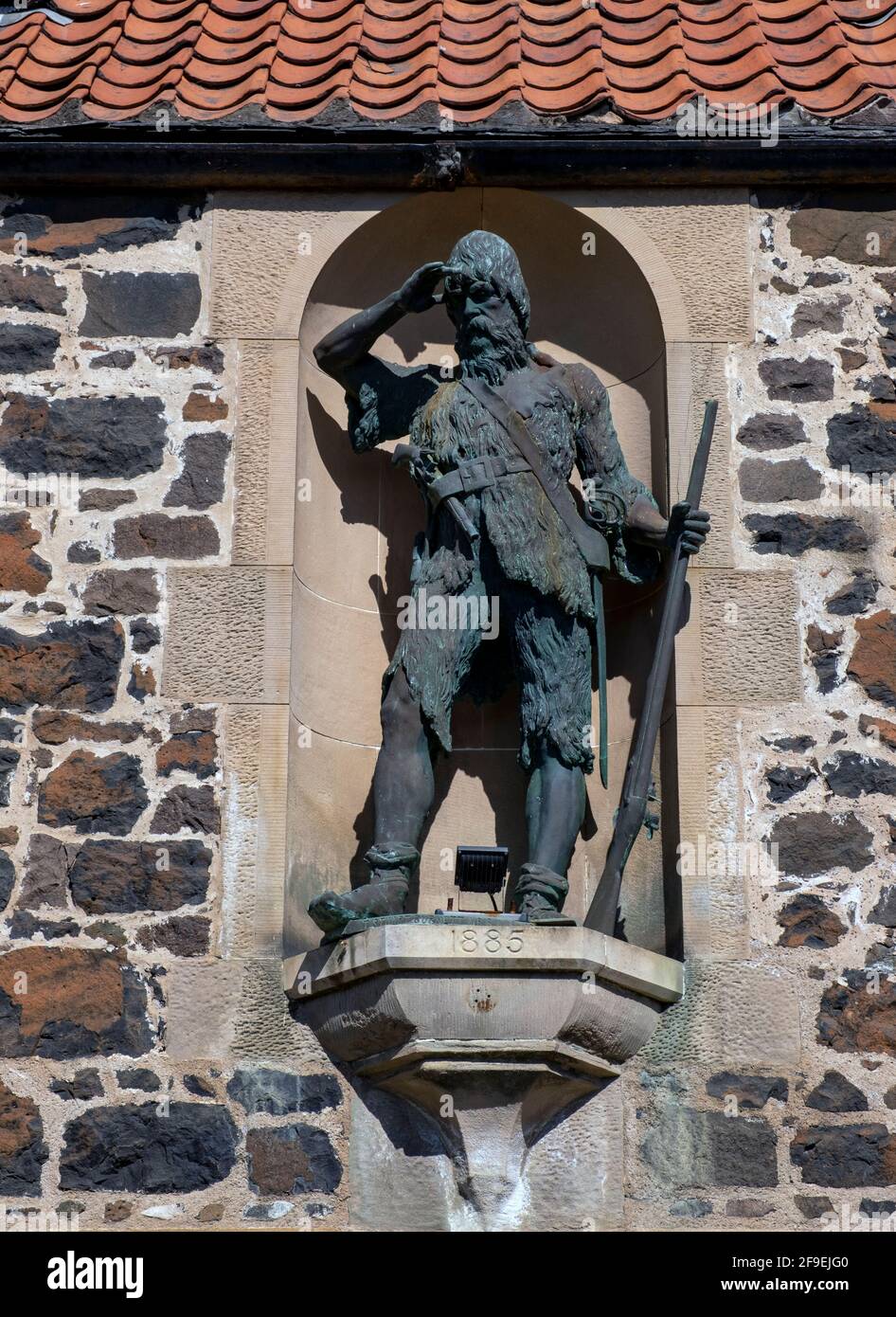 La statue de Robinson Crusoe à Lower Largo, Fife. Lower Largo est célèbre pour ses liens avec Alexander Selkirk, né dans le village en 1676. Banque D'Images