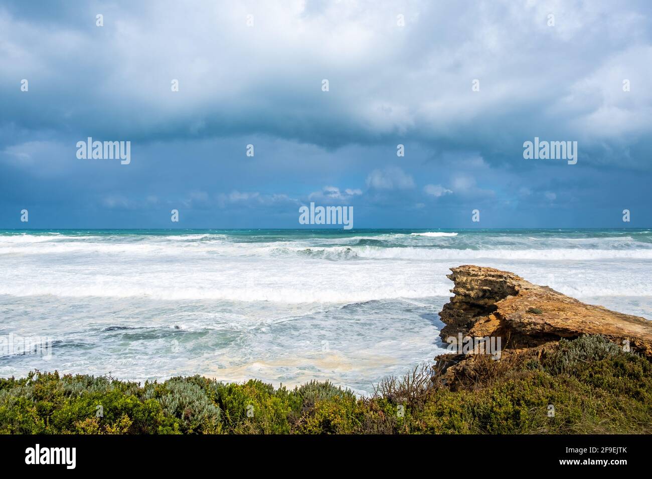 Nuages orageux au-dessus de fortes vagues de l'océan qui se brisent au-dessus des falaises à Victoria, en Australie Banque D'Images
